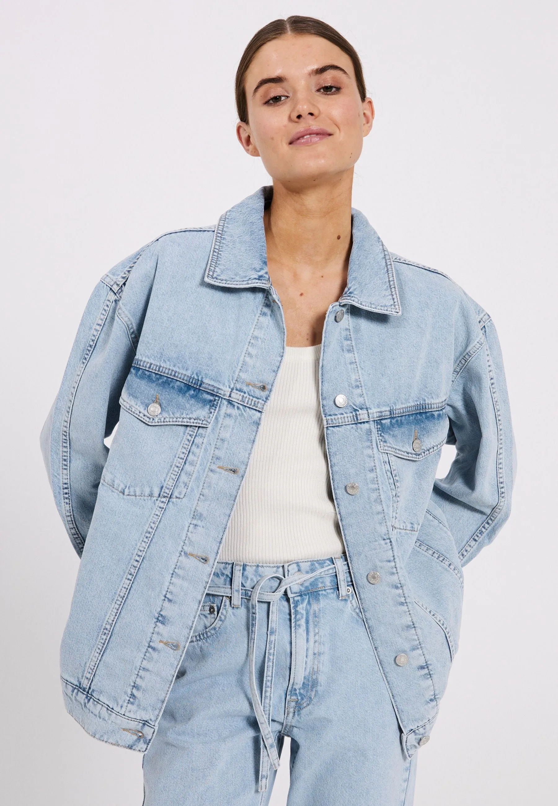 Larisa clean denim jacket - Blue light wash