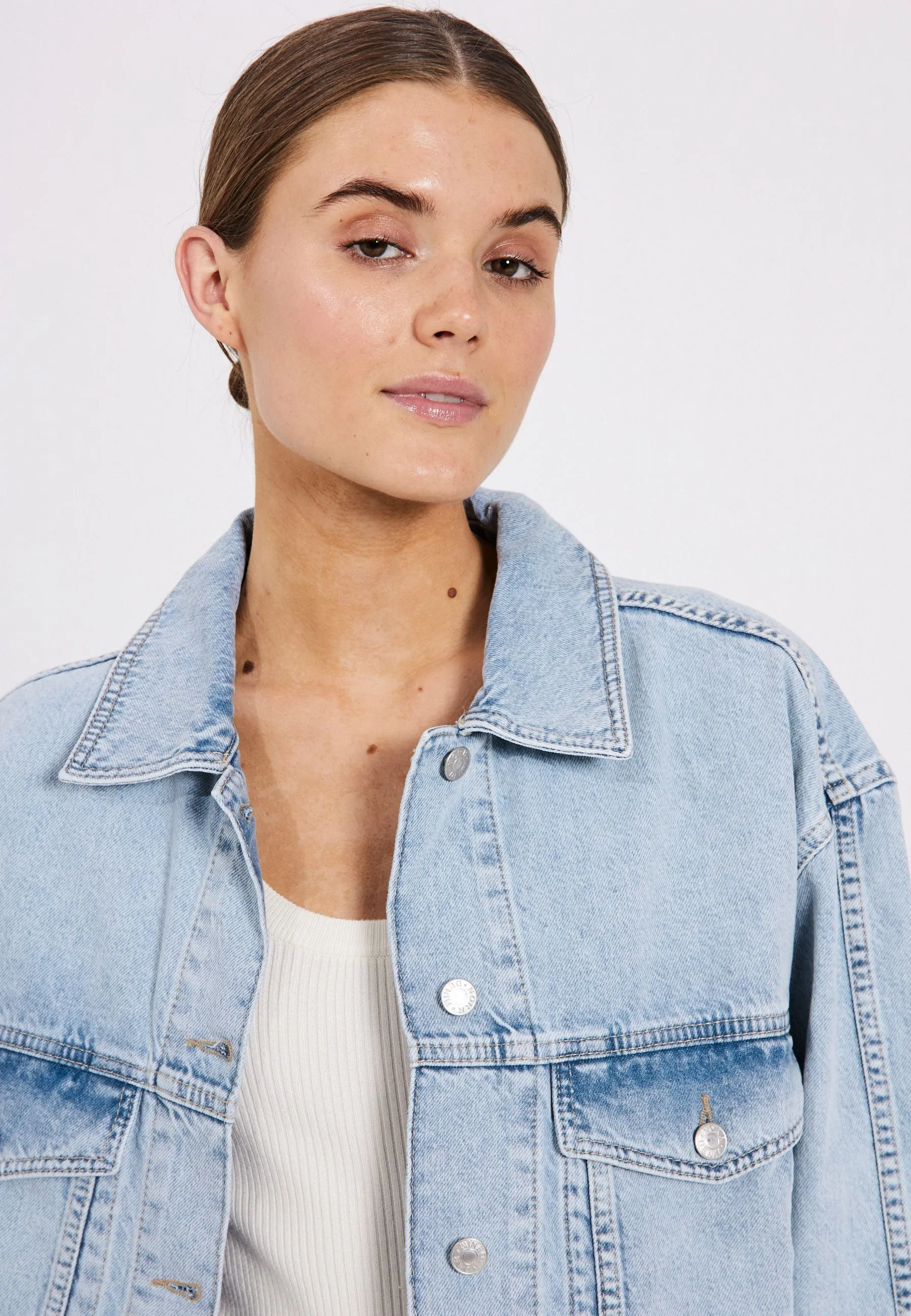 Larisa clean denim jacket - Blue light wash